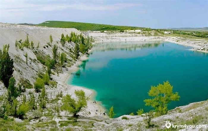 Крымский город Бахчисарай славится своими прекрасными пляжами и очаровательными видами. Но одно из самых уникальных мест, которое можно найти здесь, это Марсианское озеро.