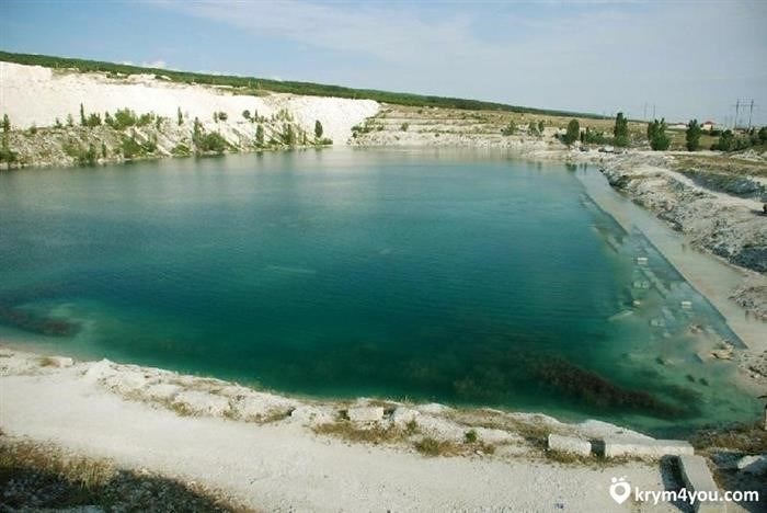 В Крыму расположены прекрасные пляжи Бахчисарая, которые окружены маленьким, но очень живописным Марсианским озером.