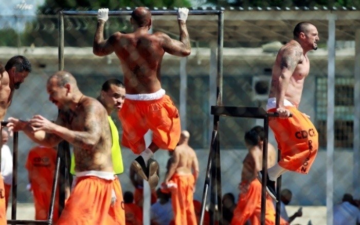 Сфотографированная серия тренировок для физической формы, разработанная узниками (10 изображений)