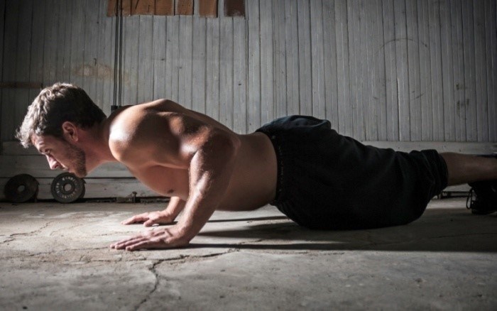 Сфотографированная серия тренировок для физической формы, разработанная узниками (10 изображений)