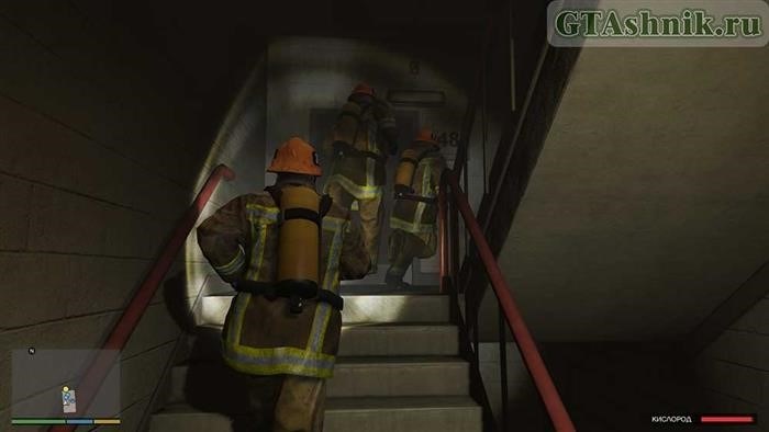 Бригада в ГТА 5 совершает нападение на здание бюро. Пожарный план уже разработан, и мы спешим следовать за командой.