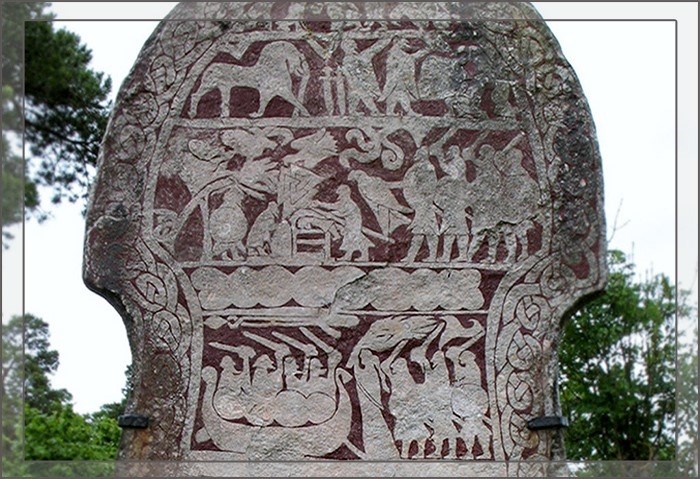 Ларбро Тангельгорд I - это скандинавский камень, на котором изображены Один и две фигуры трёхкурсной формы валькнута.