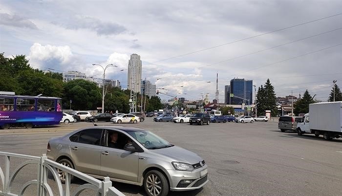 Городской перекресток, где переплетаются дороги с автомобилями.