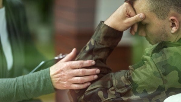 На какие вопросы обращает внимание психиатр при осмотре военнослужащих в военкомате?