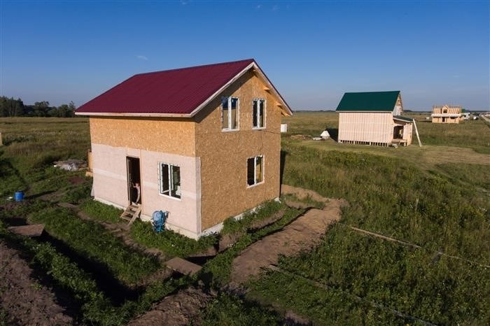 Планировка и характеристики дома, который строят на дачном участке, должны отвечать требованиям для объекта индивидуального жилищного строительства.