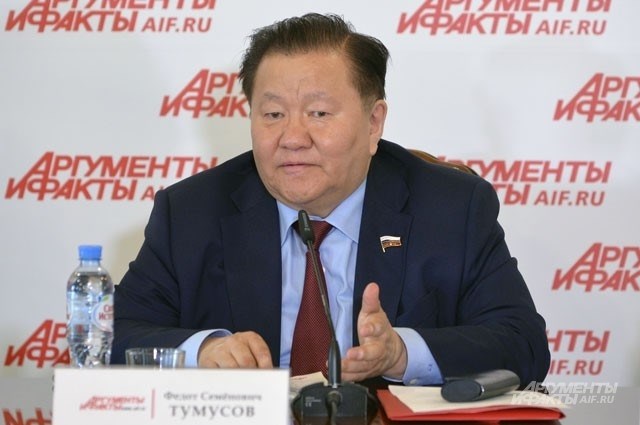 Федот Семенович Тумусов является высокопоставленным чиновником в Комитете Государственной думы, ответственным за вопросы, связанные с охраной здоровья. Кроме того, он обладает степенью доктора экономических наук.