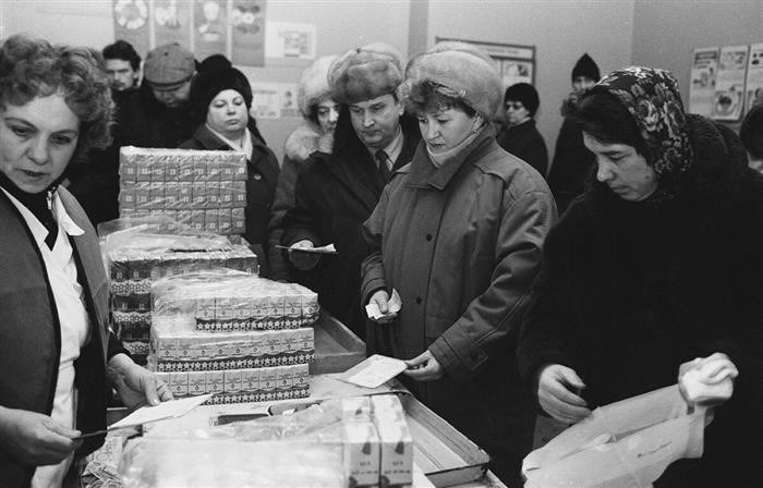 В 1992 году в Москве на молочно-раздаточной кухне наблюдалась большая очередь за детским питанием.