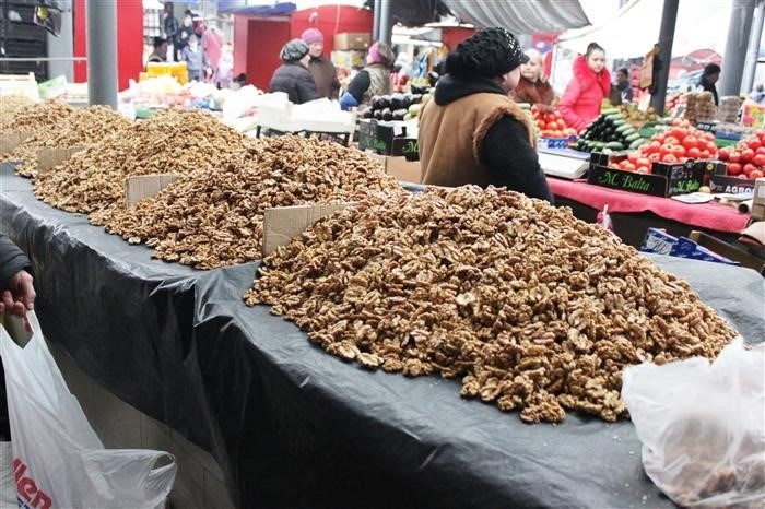 На рынке представлены грецкие орехи в широком ассортименте.