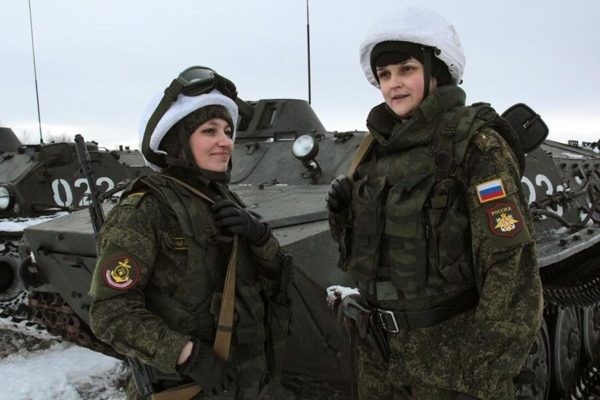Могут ли женщины и юные девушки поступить на службу в Сухопутные войска, и как им попасть в армию?