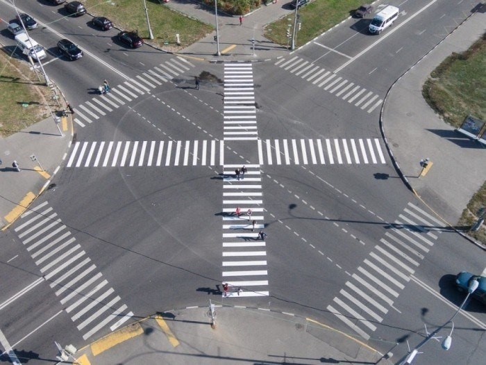 На перекрестке, где много машин, имеются специальные места для перехода пешеходов.
