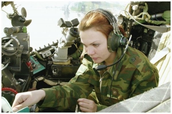Женщины, служащие в военных силах.