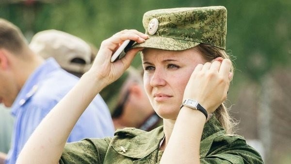 Женщины, служащие в военных силах.
