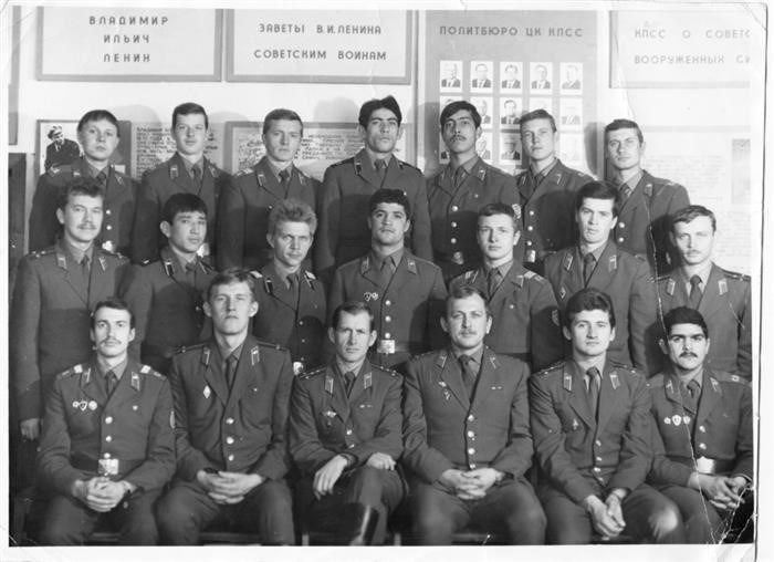 В советское время служба в армии после отбытия срочной службы, нередко называлась дембелем.