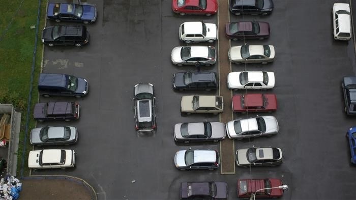 Государственная автомобильная инспекция (ГАТИ) поделится информацией о функционировании сервиса, позволяющего жаловаться на неправильную парковку во внутренних дворах.