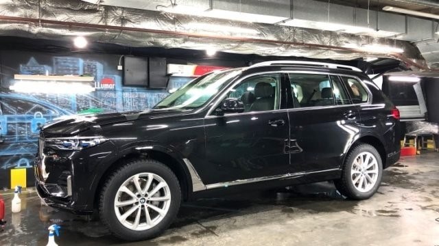 Окрашивание стекол и приклеивание на них пленки у автомобиля BMW X7.