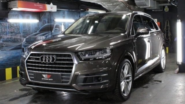 Наклейка на машину Audi Q7