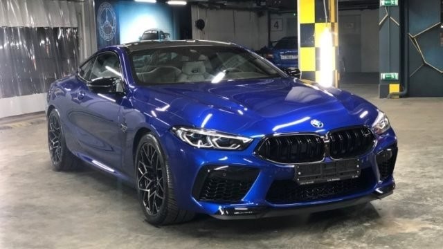 Украшение автомобиля BMW M8 новыми наклейками