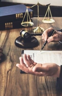 Услуги юриста по наследственным вопросам: консультации и сопровождение спорных дел в суде.