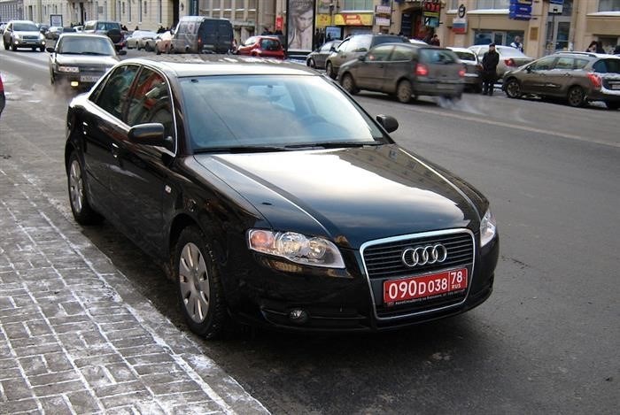 В России, автомобили часто имеют номерные знаки красного цвета.