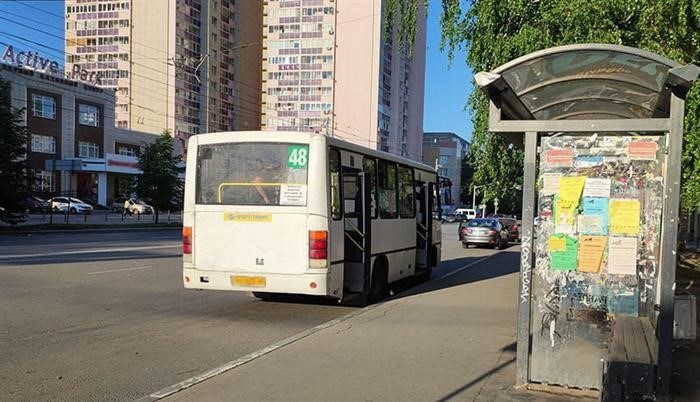 На остановке автобус пребывает в неразговаривающем состоянии.