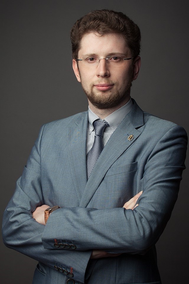 Максим Андреевич Никонов - профессиональный юрист, специализирующийся в области права.