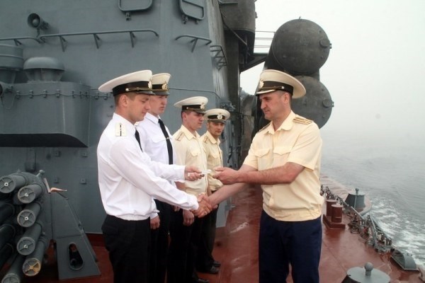Военно-морской флот состоит из военных офицеров, которые специализируются на морской службе.