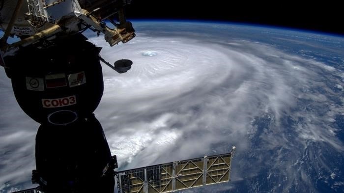 Из космического пространства предстает ошеломляющий вид на ураган 