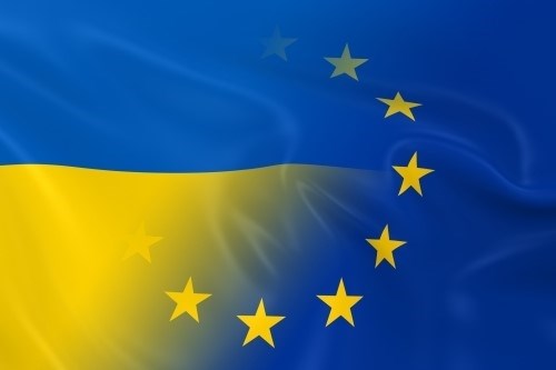 Символическое изображение государственного флага Украины и эмблемы шенгенской зоны свободного перемещения