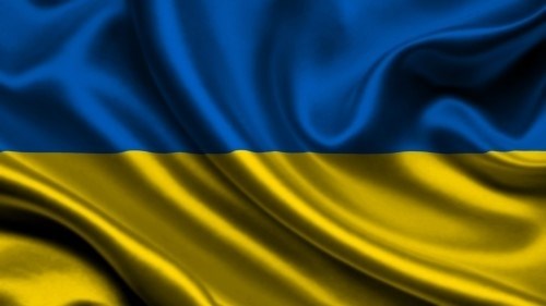 На высоком мачте развевается национальный флаг Украины, символизирующий независимость и гордость этой страны.