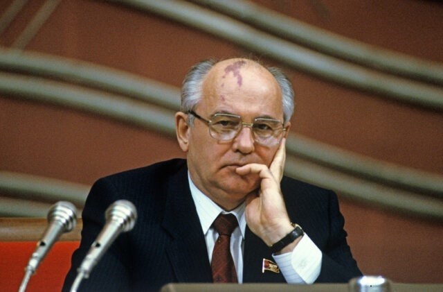 В 1985 году, Михаил Горбачев начал свою политическую карьеру и стал одним из самых значимых и влиятельных лидеров в истории СССР.