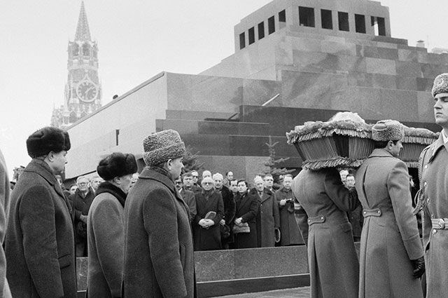 Михаил Сергеевич Горбачев, которого можно назвать и первым, и последним президентом СССР, принял участие в траурной процессии, которая проходила во время похорон генерального секретаря ЦК КПСС Константина Черненко. Это событие произошло 13 марта 1985 года.