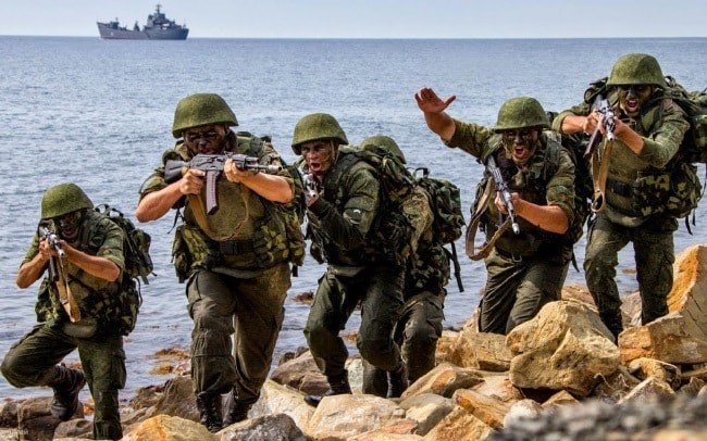 Военные отряды, специализирующиеся на операциях в морских областях или на прибрежных территориях, известны как морская пехота.