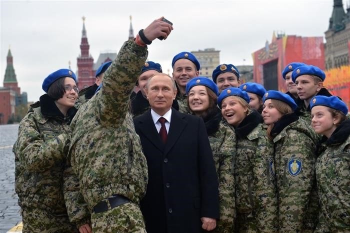 Глава государства Российская Федерация, Владимир Владимирович Путин, позирует на фото вместе с участниками Вымпела - центра, посвященного военно-патриотическому воспитанию.