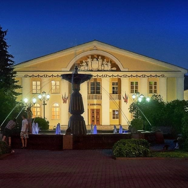 Изображение, зафиксированное на фотографии, представляет собой знаковый Дом культуры - Металлург Районного дворца культуры.