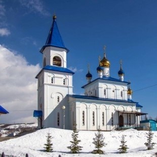 На фотографии запечатлен прекрасный храм, посвященный Казанской иконе Божией Матери.