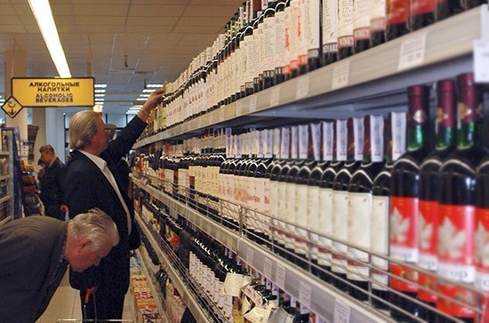 Внесение законопроекта о повышении возраста закупки алкогольной продукции до 21 лет было предложено в Государственную Думу.