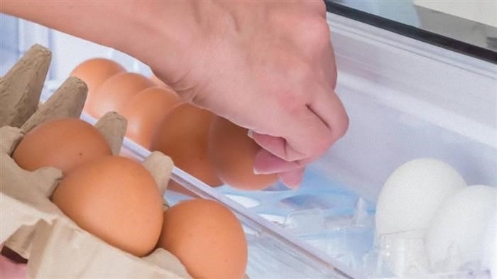 В холодильник перемещаются яйца из лотка в специальную емкость для их хранения.